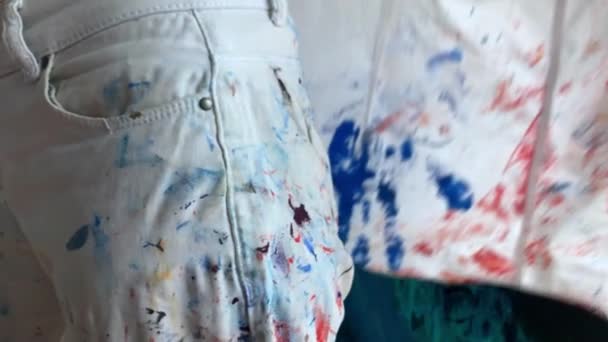 女性アーティストが働く服に変わり 自分自身を創造し始める準備をする カラフルな赤と青の塗料で散らばった白いシャツを着た画家 高品質の4Kスローモーション映像 — ストック動画