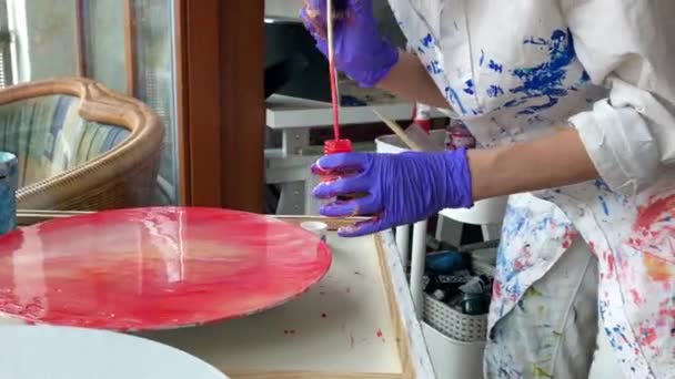 그녀의 스튜디오에서 직장에서 예술가 빨간색과 파란색 페인트로 흩어져 셔츠를 작품을 — 비디오