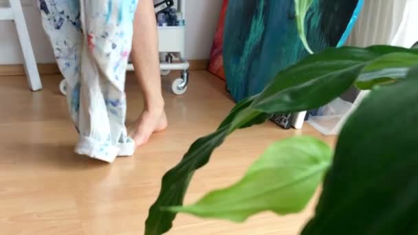 Umělkyně Převléká Pracovních Šatů Připravuje Tvorbu Malíř Natahuje Kalhoty Postříkané — Stock video