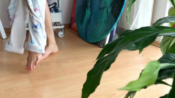 Artiste Féminine Changeant Vêtements Travail Préparant Commencer Créer Peintre Tirer — Video