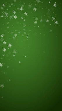 Güzel kar yağışı arkaplanı. İnce uçan kar taneleri ve yeşil arka plandaki yıldızlar. Güzel kar yağışı şablonu. Dikey vektör illüstrasyonu.