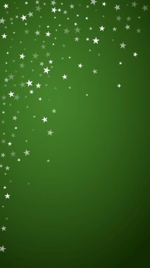 Sihirli kar yağışı arkaplanı. İnce uçan kar taneleri ve yeşil arka plandaki yıldızlar. Sihirli yağan kar tatili manzarası. Dikey vektör illüstrasyonu.