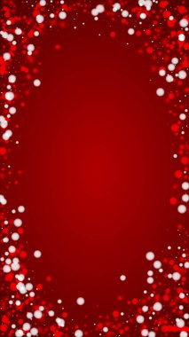 Sihirli kar yağışı arkaplanı. İnce uçan kar taneleri ve kırmızı arka plandaki yıldızlar. Sihirli yağan kar tatili manzarası. Dikey vektör illüstrasyonu.