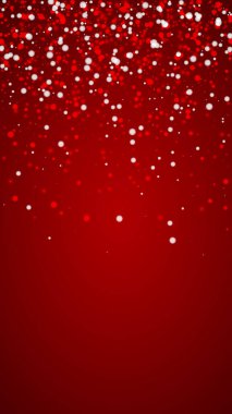 Sihirli kar yağışı arkaplanı. İnce uçan kar taneleri ve kırmızı arka plandaki yıldızlar. Sihirli yağan kar tatili manzarası. Dikey vektör illüstrasyonu.