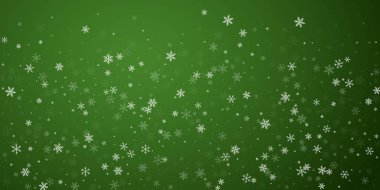 Yılbaşı arka planında kar yağışı var. İnce uçan kar taneleri ve yeşil arka plandaki yıldızlar. Karlı bayram örtüsü. Geniş vektör illüstrasyonu.