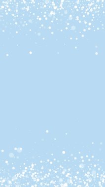 Karlı bir Noel geçmişi var. Hafif uçan kar taneleri ve açık mavi kış arka planındaki yıldızlar. Narin, tatlı, karlı bir Noel. Dikey vektör illüstrasyonu.