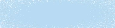 Güzel kar yağışı arkaplanı. Hafif uçan kar taneleri ve açık mavi kış arka planındaki yıldızlar. Güzel kar yağışı şablonu. Panoramik vektör çizimi.