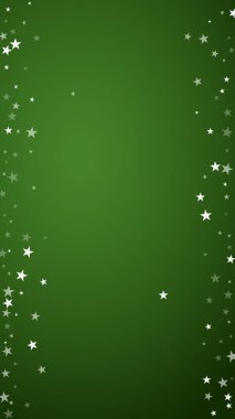 Sihirli kar yağışı arkaplanı. İnce uçan kar taneleri ve yeşil arka plandaki yıldızlar. Sihirli yağan kar tatili manzarası. Dikey vektör illüstrasyonu.