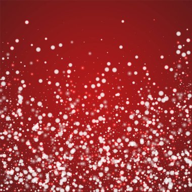 Yılbaşı arkaplanında kar taneleri yağıyor. İnce uçan kar taneleri ve kırmızı arka plandaki yıldızlar. Çok güzel düşen kar taneleri. Kare vektör illüstrasyonu.