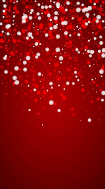 Güzel kar yağışı arkaplanı. İnce uçan kar taneleri ve kırmızı arka plandaki yıldızlar. Güzel kar yağışı şablonu. Dikey vektör illüstrasyonu.