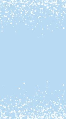 Yılbaşı arkaplanında kar taneleri yağıyor. Hafif uçan kar taneleri ve açık mavi kış arka planındaki yıldızlar. Çok güzel düşen kar taneleri. Dikey vektör illüstrasyonu.