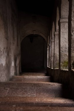 Şehirdeki terk edilmiş eski bina.