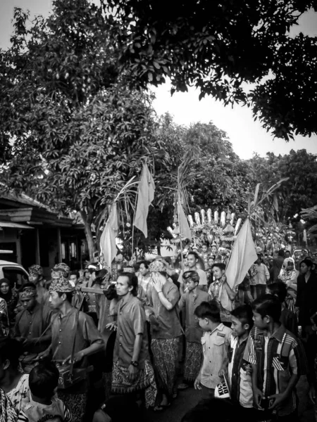 Bali, Endonezya - 11 Ekim: Inese Inese 'deki geleneksel bale seremonisindeki insanlar 11 Ekim' de