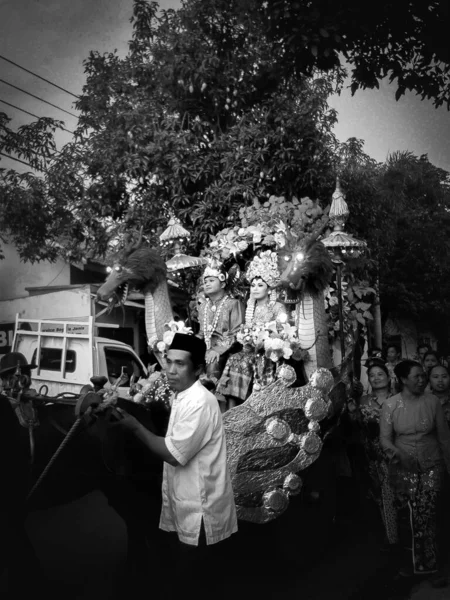 Bali, Endonezya - 11 Ekim: Inese Inese 'deki geleneksel bale seremonisindeki insanlar 11 Ekim' de