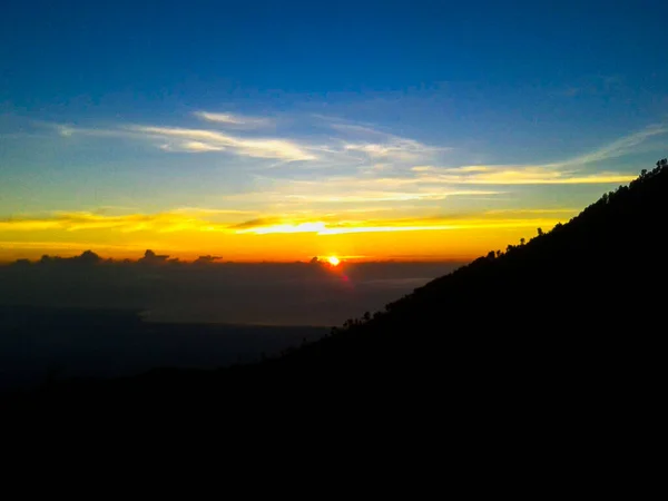 Восход Солнца Вершине Горы Голубовато Желтым Небом — стоковое фото