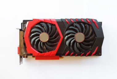Beyaz arka planda iki pervanesi olan kırmızı ve siyah bilgisayar grafik kartı. Video kartının kapanışı.