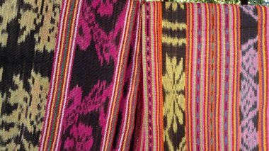  Timor Leste Güneydoğu Asya ülkesi zengin kültürel çeşitliliği ve geleneksel sanatları ile tanınıyor, buna özgürlük ve kültürel kimliği simgelemek de dahil. Tais erkek ve kadınlar için dekorasyon ve giyim tarzları için kullanılır..