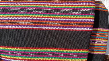  Timor Leste Güneydoğu Asya ülkesi zengin kültürel çeşitliliği ve geleneksel sanatları ile tanınıyor, buna özgürlük ve kültürel kimliği simgelemek de dahil. Tais erkek ve kadınlar için dekorasyon ve giyim tarzları için kullanılır..