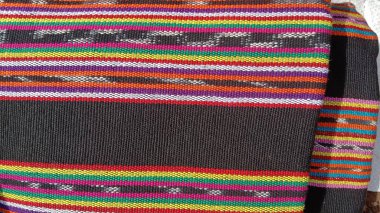 Tais 'in Timor Leste' de dokuması özgürlüğü ve kültürel kimliği simgeliyor. Geleneksel tekstil, kadın ve erkekler için dekorasyon ve giysi tarzları için kullanılan Timor yaşamı için hayati önem taşıyor..