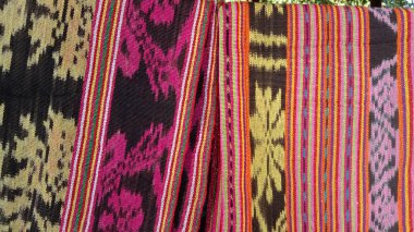 Tais 'in Timor Leste' de dokuması özgürlüğü ve kültürel kimliği simgeliyor. Geleneksel tekstil, kadın ve erkekler için dekorasyon ve giysi tarzları için kullanılan Timor yaşamı için hayati önem taşıyor..