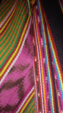 Tais 'in Timor Leste' de dokuması özgürlüğü ve kültürel kimliği simgeliyor. Geleneksel tekstil, kadın ve erkekler için dekorasyon ve giysi tarzları için kullanılan Timor yaşamı için hayati önem taşıyor..