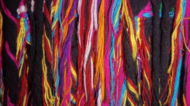 Tais 'in Timor Leste' de dokuması özgürlüğü ve kültürel kimliği simgeliyor. Geleneksel tekstil, kadın ve erkekler için dekorasyon ve giysi tarzları için kullanılan Timor yaşamı için hayati önem taşıyor..