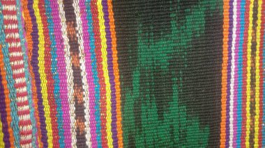 Tais 'in Timor Leste' de dokuması özgürlüğü ve kültürel kimliği simgeliyor. Geleneksel tekstil, kadın ve erkekler için dekorasyon ve giysi tarzları için kullanılan Timor yaşamı için hayati önem taşıyor..