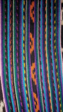 Tais 'in Timor Leste' de dokuması özgürlüğü ve kültürel kimliği simgeliyor. Geleneksel tekstil, kadın ve erkekler için dekorasyon ve giysi tarzları için kullanılan Timor yaşamı için hayati önem taşıyor..