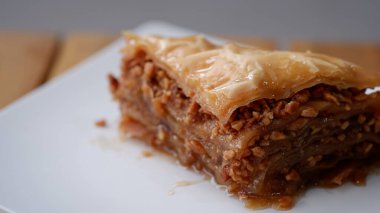Beyaz bir plaka üzerinde Türk baklava