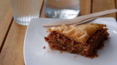 Beyaz bir plaka üzerinde Türk baklava