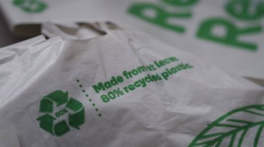Süpermarket geri dönüştürülmüş plastik torba. Sydney, 7 Şubat 2023.