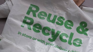 Süpermarket geri dönüştürülmüş plastik torba. Sydney, 7 Şubat 2023.