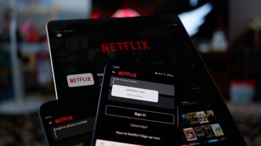 Netflix şifresini ipad ve Android telefonunda paylaşıyorum. Sydney, 4 Ocak 2023.