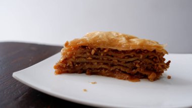 Beyaz bir plaka üzerinde Türk baklava