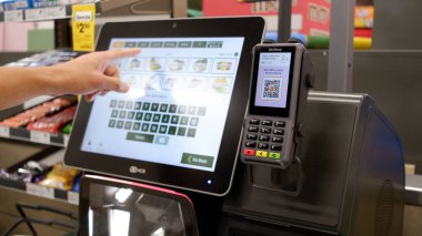 Woolworths self checkout payment machine. Sydney, 13 january 2023.