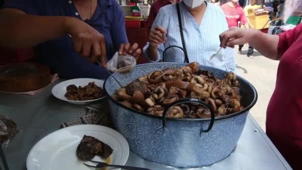 Buying Sekba Sekba Typical Chinese Indonesian Pork Offal Dish Boiled — Vídeos de Stock