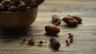 Tahta masada kurutulmuş hurma kasesi.