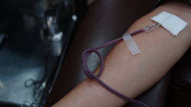 Adamın eli kan bağışı yapıyor..