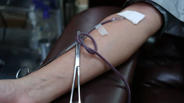 男の手は献血をしてる — ストック写真