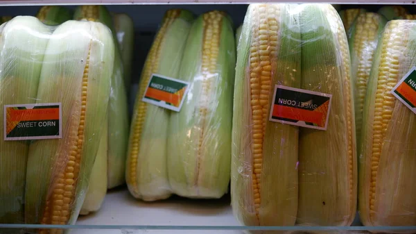 超市货架上的甜玉米陈列 2023年3月11日 雅加达 — 图库照片