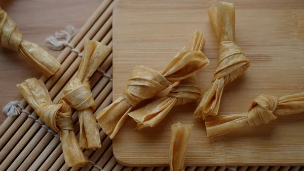 Entfetteter Sojabohnenpapierknoten Auf Einem Holztisch — Stockfoto
