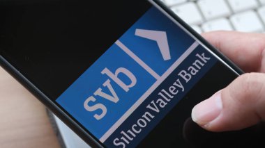 Akıllı telefonunda el gölgesi olan Silikon Vadisi Bankası. Jakarta, 21 Mart 2023