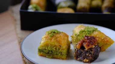Baklava tatlı keklerinin çeşitli çeşitleri. Türk lokumu