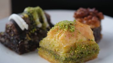 Baklava tatlı keklerinin çeşitli çeşitleri. Türk lokumu