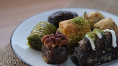 Baklava tatlı keklerinin çeşitli çeşitleri. Türk lokumu