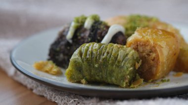 Baklava tatlı keklerinin çeşitli çeşitleri. Türk lokumu