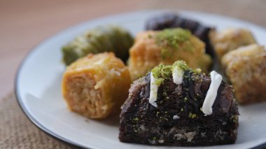 Baklava tatlı keklerinin çeşitli çeşitleri. Türk lokumu