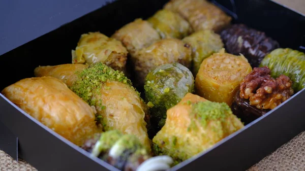 Baklava tatlı keklerinin çeşitli çeşitleri. Türk lokumu