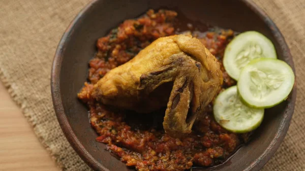 Stekt Kyckling Lertallrik Med Sambal Indonesisk Mat — Stockfoto