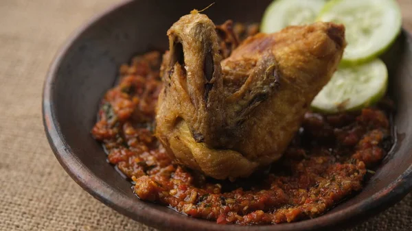 Ayam Goreng Piring Tanah Liat Dengan Sambal Makanan Indonesia — Stok Foto